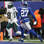 Hurts, Eagles clinch playoffs with 48-22 win over Giants
