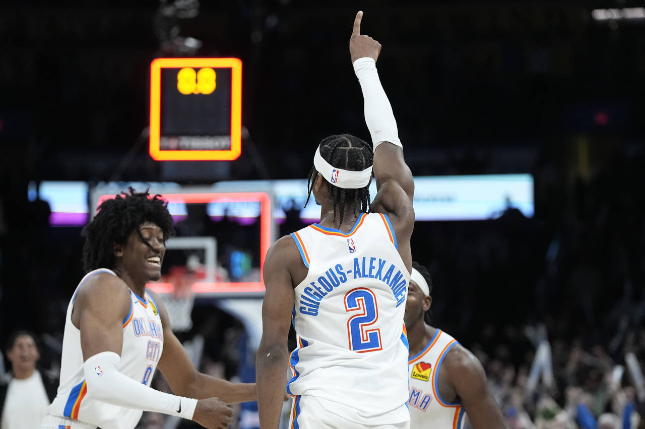 Oklahoma City Thunder guard Shai Gilgeous-Alexander (2) celebrates with teammates Jalen Williams, l...