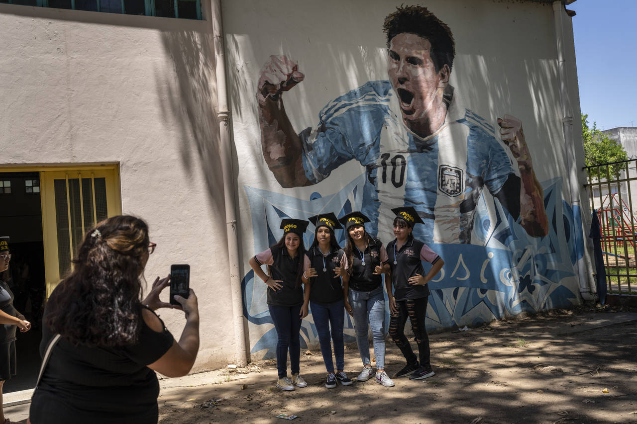 Students graduating from the General Las Heras elementary school, where Lionel Messi also attended ...