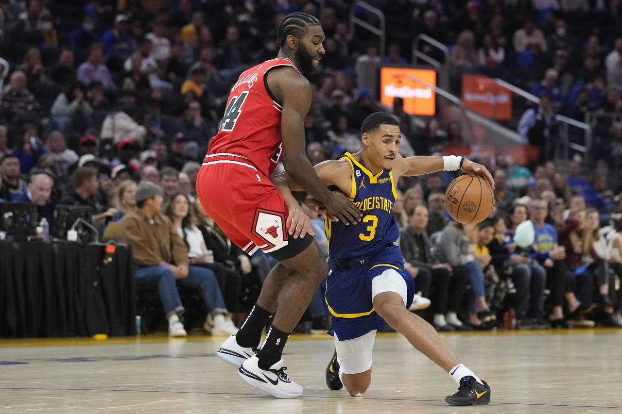 Golden State Warriors guard Jordan Poole (3) changes direction while defended by Chicago Bulls forw...