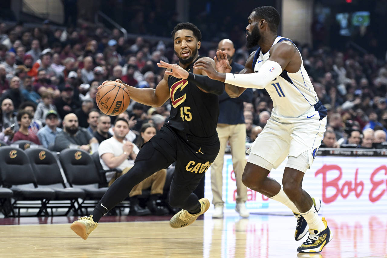 Cleveland Cavaliers guard Donovan Mitchell (45) drives against Dallas Mavericks forward Tim Hardawa...