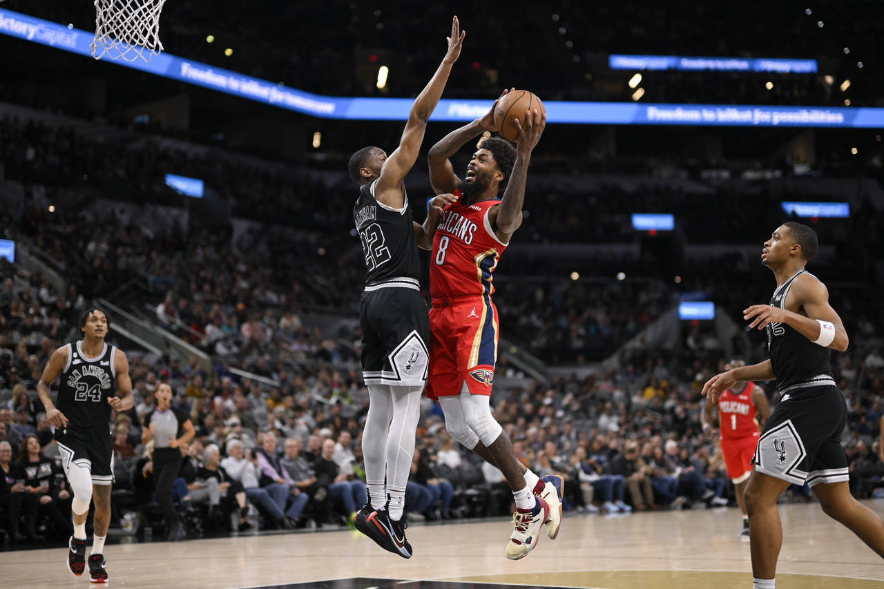 New Orleans Pelicans' Naji Marshall (8) shoots against San Antonio Spurs' Malaki Branham during the...