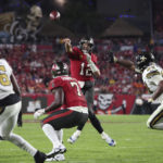 Brady's throws for 2 late TDs, Buccaneers beat Saints 17-16
