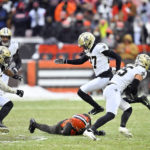 Saints overcome deficit, bitter cold to beat Browns 17-10