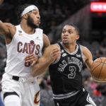 Johnson, Spurs hold off Mitchell, Cavs to win 3rd in row