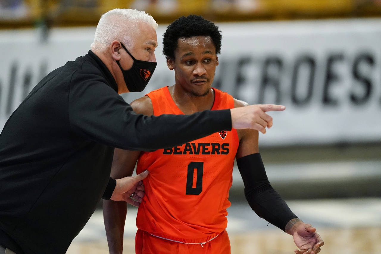 FILE - Oregon State head coach Wayne Tinkle, left, confers with guard Gianni Hunt in the first half...