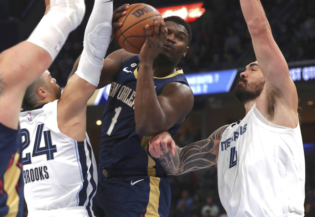 New Orleans Pelicans forward Zion Williamson (1) shoots while defended by Memphis Grizzlies guard D...