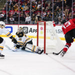 Patrice Bergeron breaks late tie, Bruins beat Devils 3-1