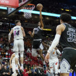 On Popovich's coaching anniversary, Spurs top Heat 115-111