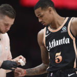 Murray hits winning free throws, Hawks end Magic's streak