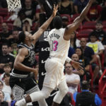 On Popovich's coaching anniversary, Spurs top Heat 115-111