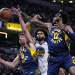 Curry injures shoulder, Pacers hold off Warriors 125-119