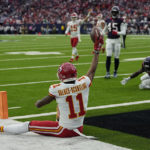 McKinnon's 26-yard run in OT lifts Chiefs over Texans 30-24