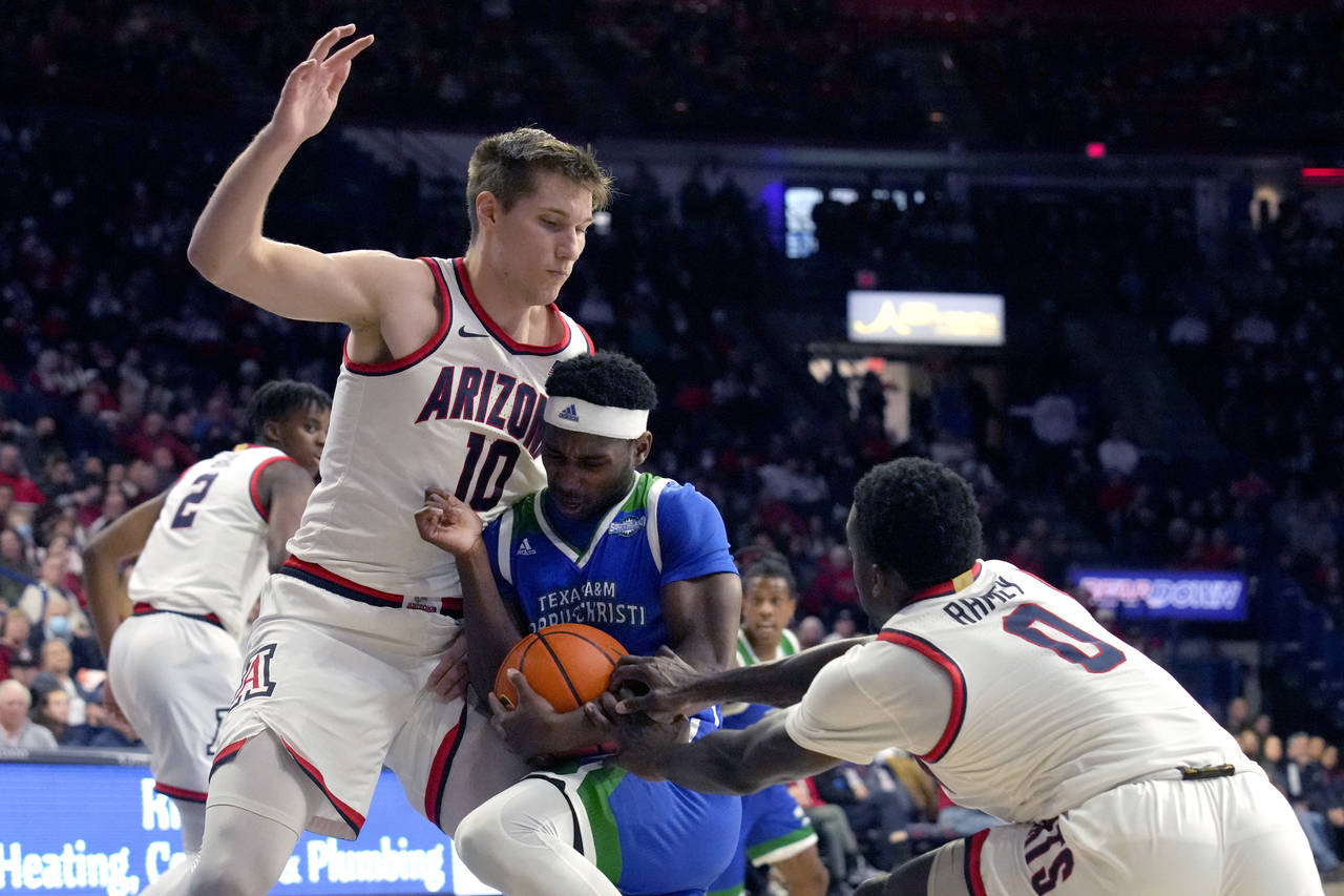Texas A&M Corpus Christi guard Jalen Jackson (4) drives between Arizona forward Azuolas Tubelis (10...
