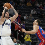 Hayes leads Pistons to overtime victory over Mavericks