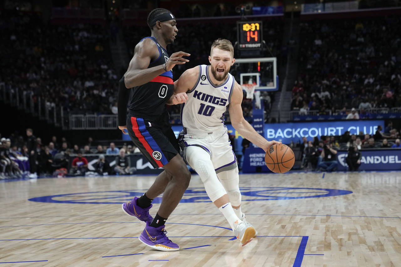 Sacramento Kings forward Domantas Sabonis (10) drives on Detroit Pistons center Jalen Duren (0) in ...