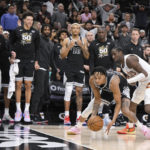 Johnson, Spurs hold off Mitchell, Cavs to win 3rd in row
