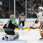 Stars' Robertson has hat trick, extends points streak to 17