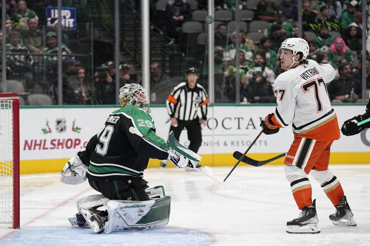 Dallas Stars goaltender Jake Oettinger (29) and Anaheim Ducks right wing Frank Vatrano (77) keep th...