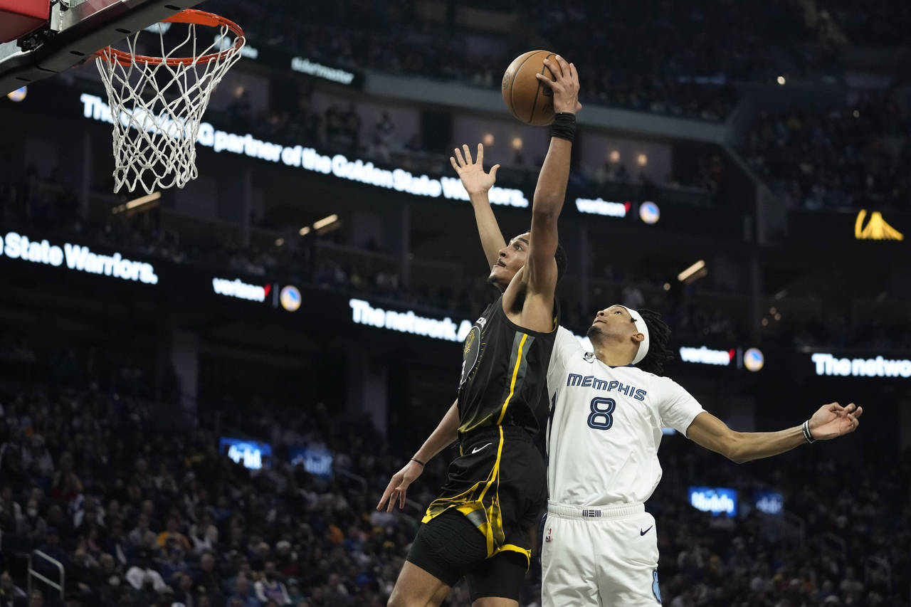 Golden State Warriors guard Jordan Poole (3) shoots while defended by Memphis Grizzlies forward Zia...