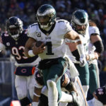 AP source: Eagles QB Hurts suffers sprained right shoulder