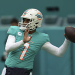 McDaniel: Tua suffered concussion in loss to Packers