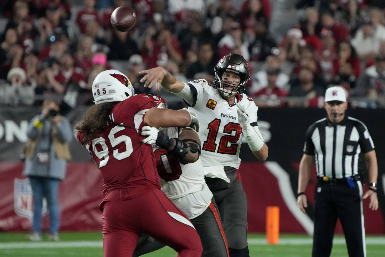 El quarterback Tom Brady (12) lanza por los Buccaneers de Tampa Bay ante los Cardinals de Arizona e...