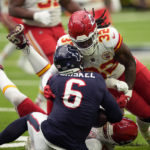 McKinnon's 26-yard run in OT lifts Chiefs over Texans 30-24
