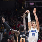 Murray hits winning free throws, Hawks end Magic's streak