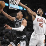 Johnson, Spurs hold off Mitchell, Cavs to win 3rd in row