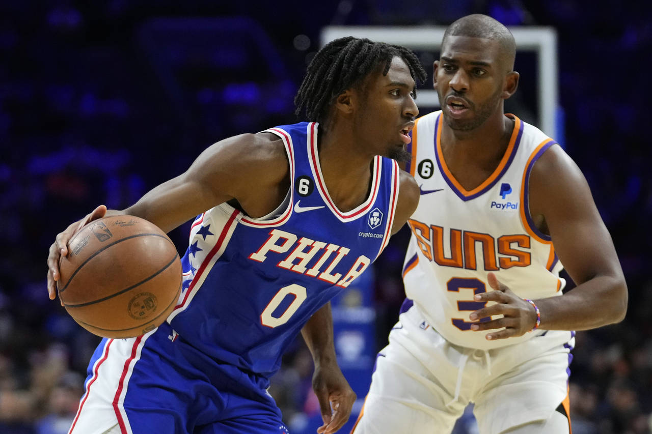 Philadelphia 76ers' Tyrese Maxey, left, tries to get past Phoenix Suns' Chris Paul during the first...