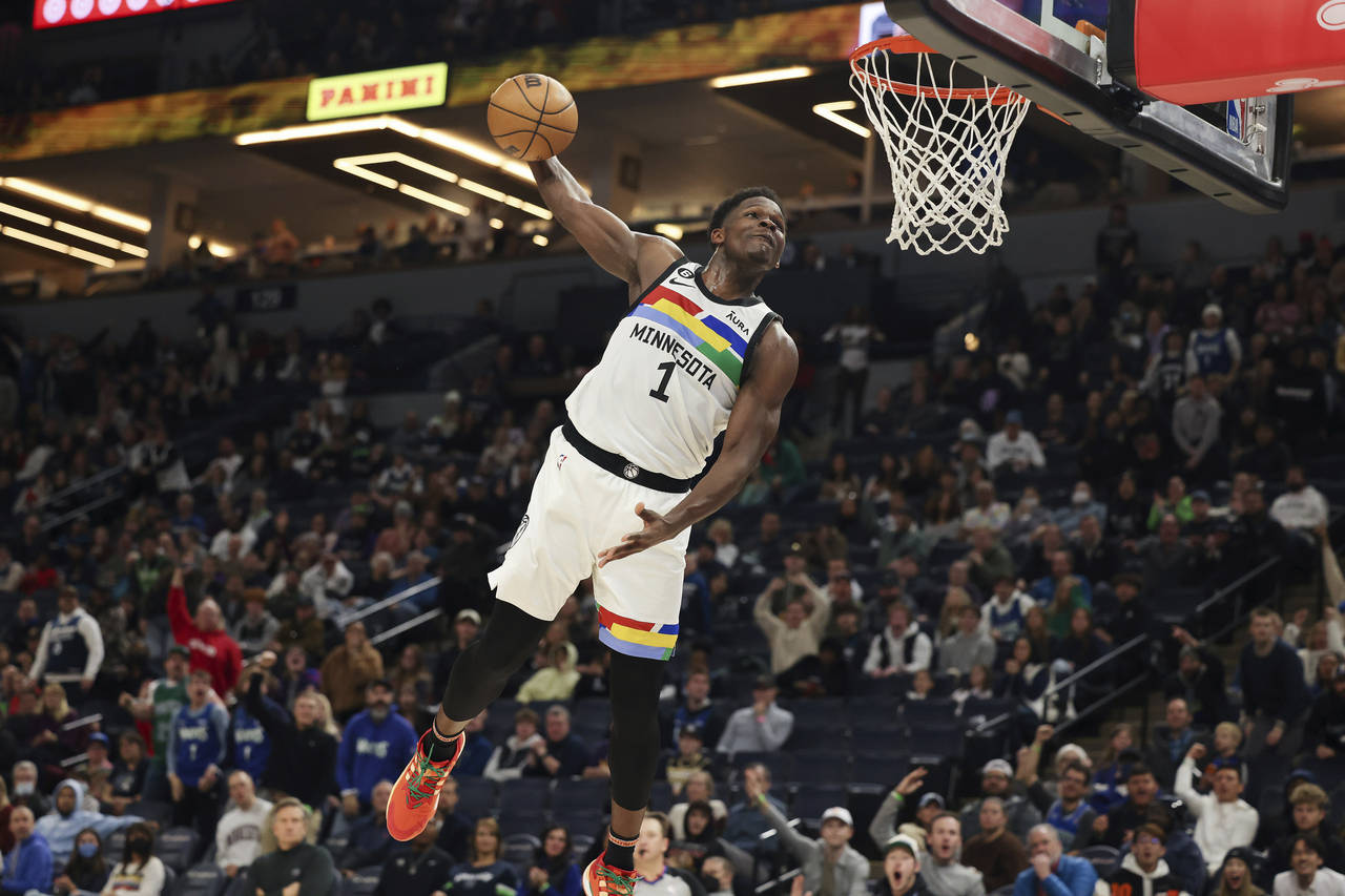 El base de los Timberwolves de Minnesota Anthony Edwards salta hacia la canasta para anotar en el e...