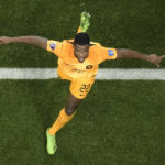 Dumfries gets kissed as Oranje reach World Cup quarterfinals