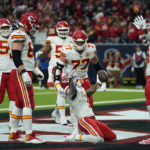 McKinnon's 26-yard run in OT lifts Chiefs over Texans 30-24