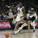 Antetokounmpo scores 30, Bucks extend Warriors' road woes