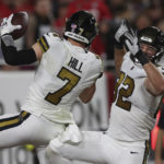 Brady's throws for 2 late TDs, Buccaneers beat Saints 17-16