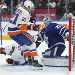 Nylander helps Maple Leafs beat slumping Islanders 5-2