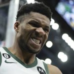 Antetokounmpo scores 50 for Bucks; Pelicans lose 8th in row