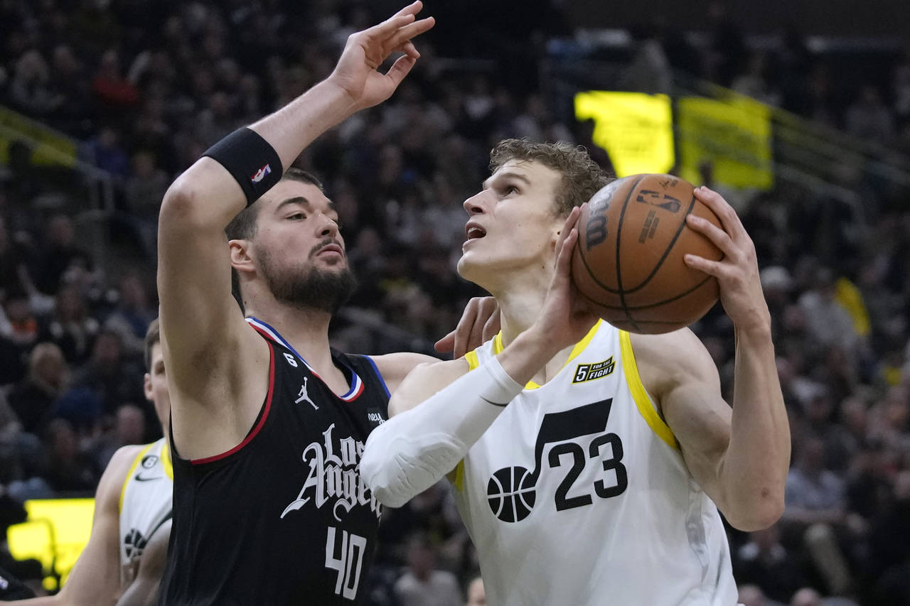 Los Angeles Clippers center Ivica Zubac (40) defends against Utah Jazz forward Lauri Markkanen (23)...