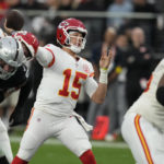 Mahomes sets record, Chiefs beat Raiders for AFC's top seed