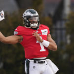 Hurts resumes throwing, Johnson returns for banged-up Eagles