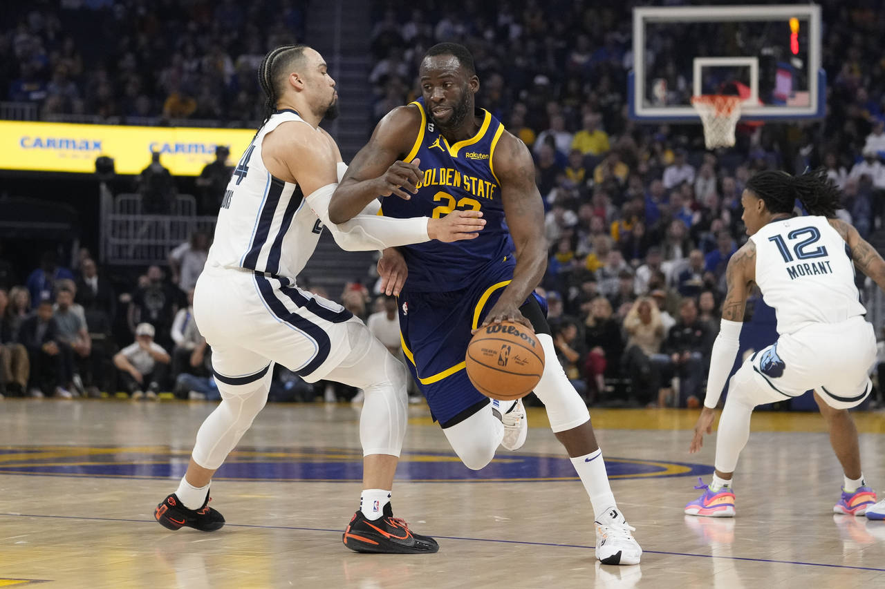 Golden State Warriors center Draymond Green (23) drives against Memphis Grizzlies forward Dillon Br...