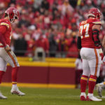Chiefs' Mahomes hurts ankle, heads to locker room vs. Jags