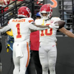 Mahomes sets record, Chiefs beat Raiders for AFC's top seed