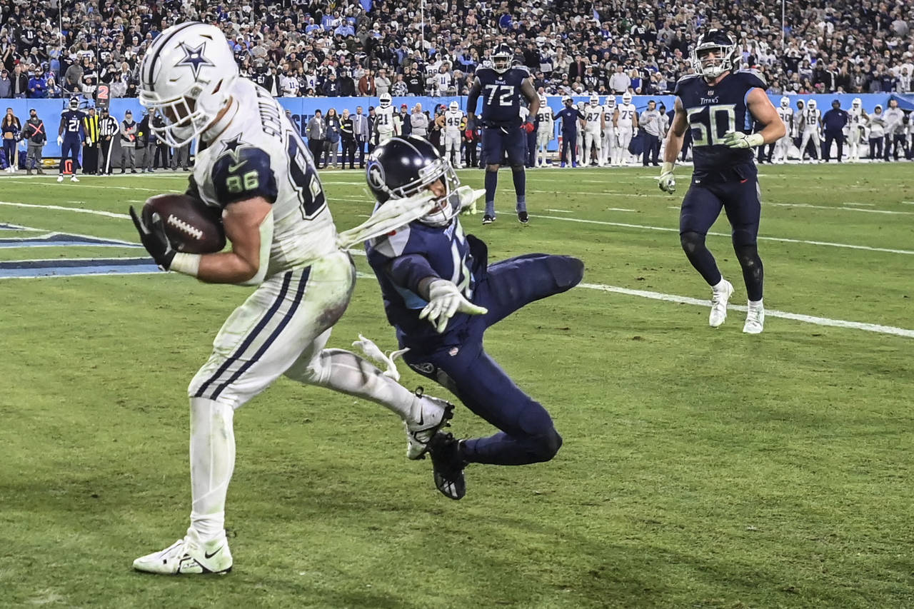 Dallas Cowboys tight end Dalton Schultz (86) scores a dochdown against Tennessee Titans safety Andr...