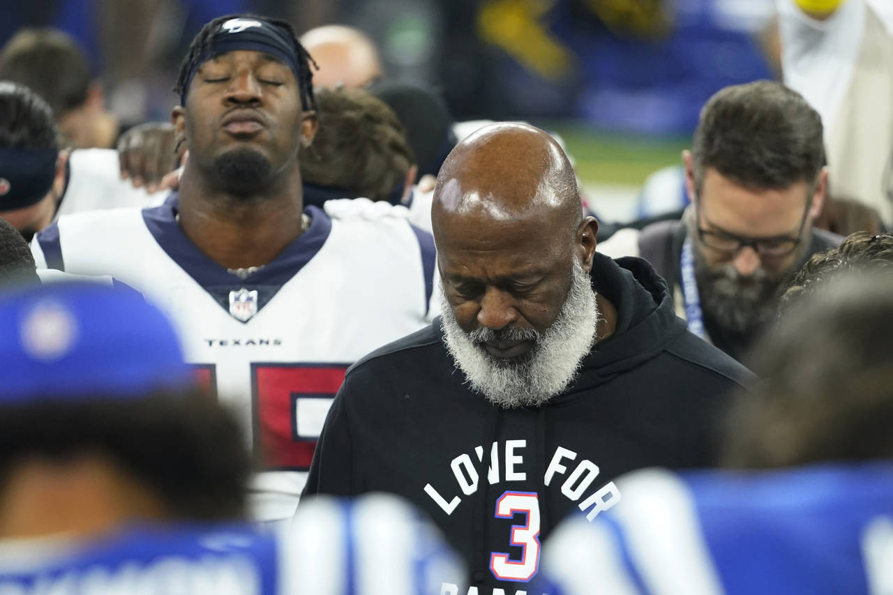 Houston Texans head coach Lovie Smith observes a moment of silence with Texans and Indianapolis Col...