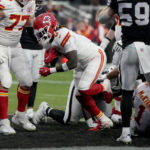 Mahomes sets record, Chiefs beat Raiders for AFC's top seed