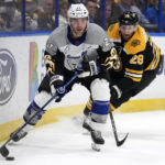 Hedman lifts Lightning over Bruins for 11th straight at home