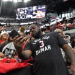Mahomes sets record, Chiefs beat Raiders for AFC's top seed
