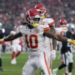 Mahomes sets record, Chiefs beat Raiders for AFC's top seed